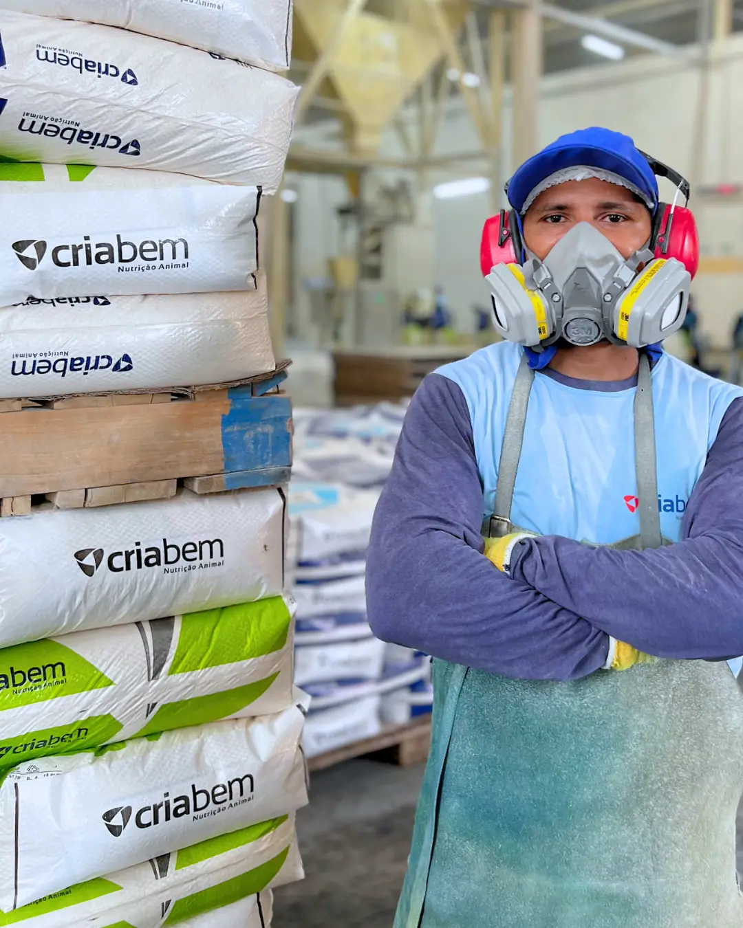 Colaborador da produção Cria Bem com EPIs completos